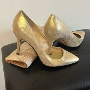 Enzo gold size 7 heeled pumps